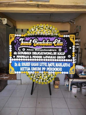 Papan Bunga di Dewi Bayan